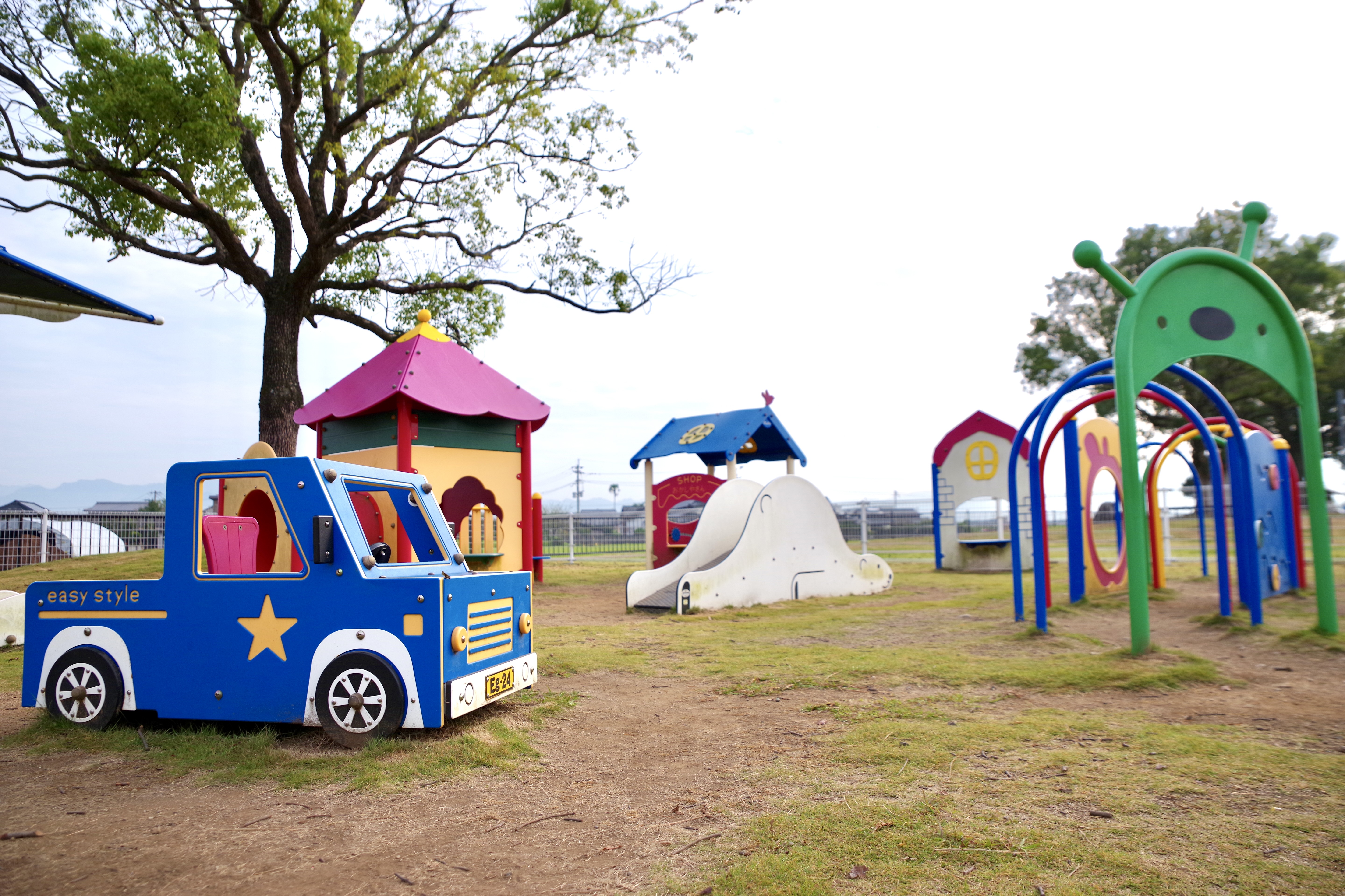 鴨川河畔公園のキッズ向け遊具スペース