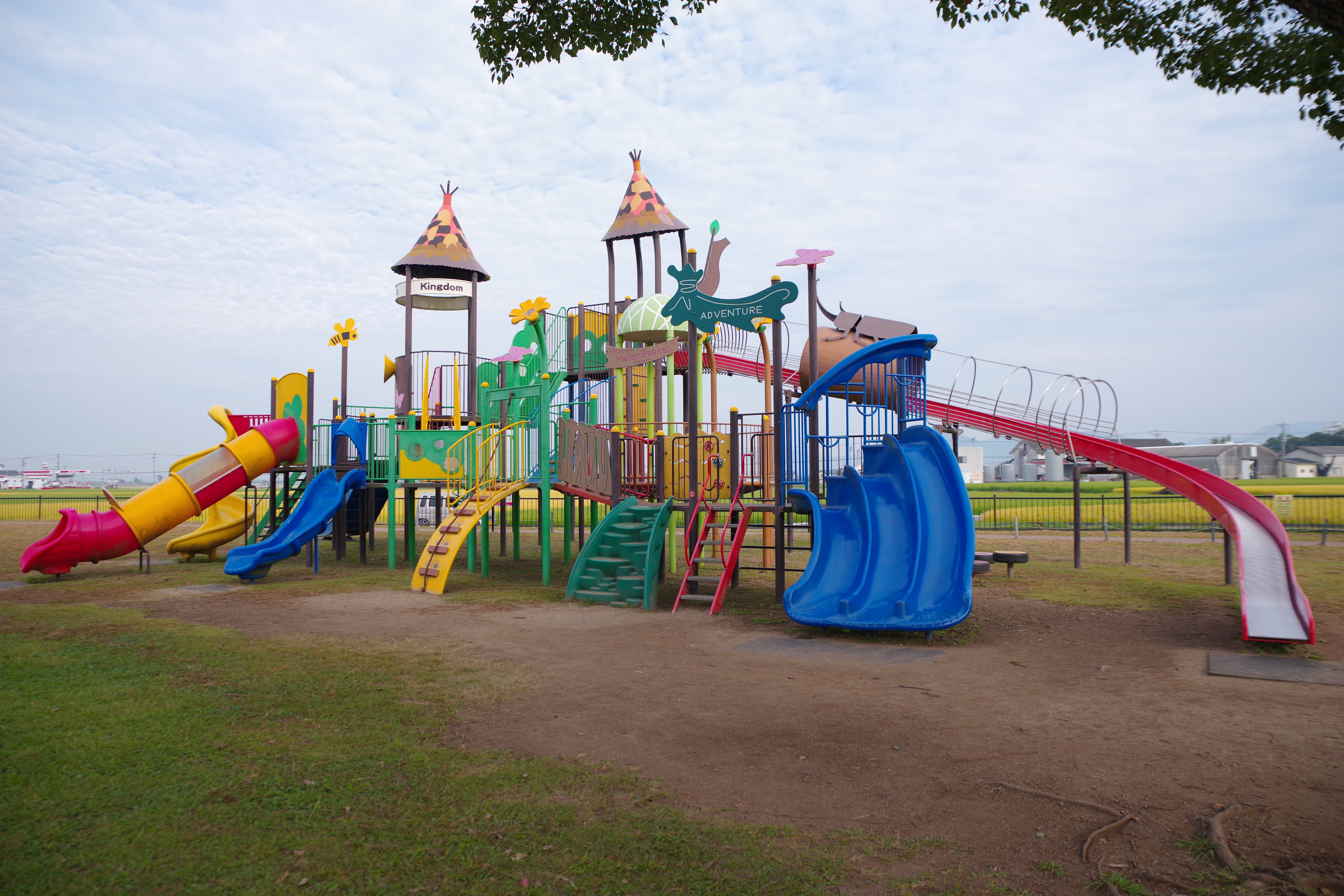 鴨川河畔公園の大型遊具